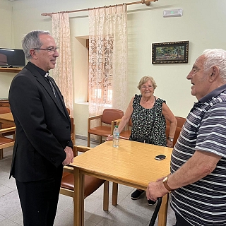 Fernando Valera visita junto al párroco de la zona afectada a los desplazados por culpa del incendio