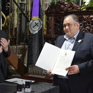 El obispo firma el decreto de coronación de la Virgen de La Soledad