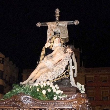 Procesión con Nuestra Madre de las Angustias coronada