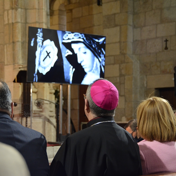 El obispo firma el decreto de coronación de la Virgen de La Soledad