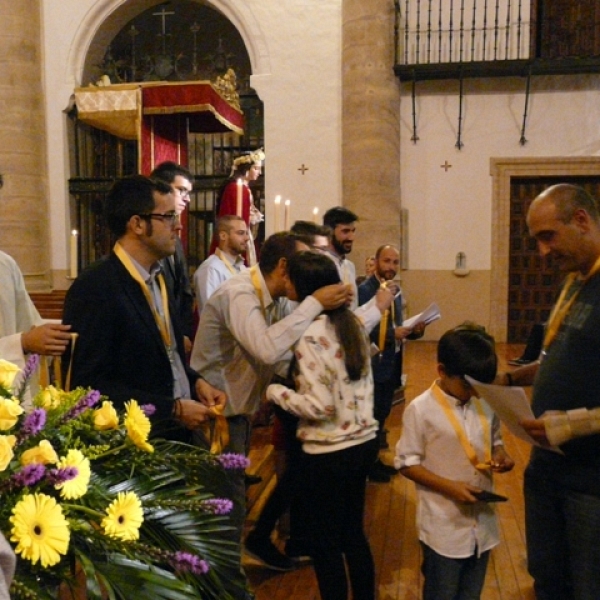 Imposición de medallas a los hermanos de la Asociación Virgen de la Saleta