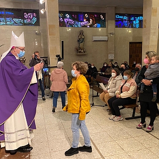 El obispo preside el primer día del triduo del Cristo de la Salud en Benavente