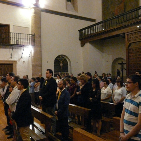 Imposición de medallas a los hermanos de la Asociación Virgen de la Saleta