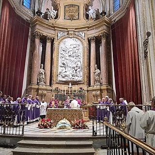 La catedral se llena para despedir a Benedicto XVI