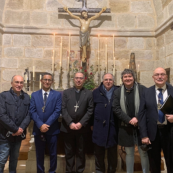 El obispo celebra la eucaristía con la Hermandad del Espíritu Santo