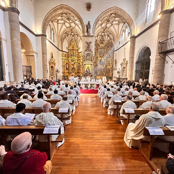 La iglesia de San Andrés reúne al presbiterio zamorano en torno a la Misa Crismal