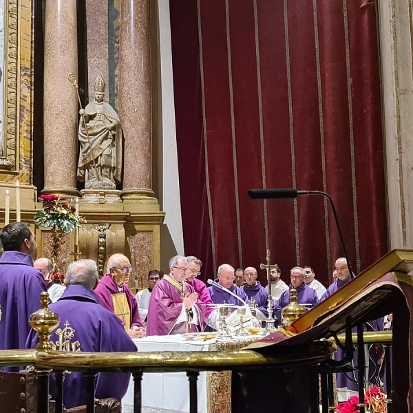 La catedral se llena para despedir a Benedicto XVI