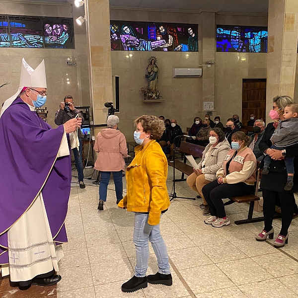 El obispo preside el primer día del triduo del Cristo de la Salud en Benavente