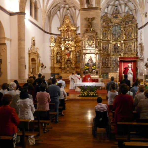 Imposición de medallas a los hermanos de la Asociación Virgen de la Saleta