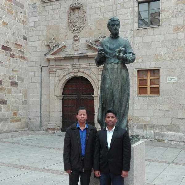 Sacerdotes indios de visita en Zamora