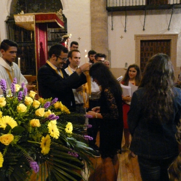 Imposición de medallas a los hermanos de la Asociación Virgen de la Saleta