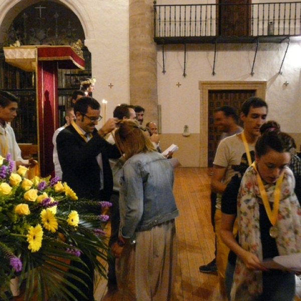 Imposición de medallas a los hermanos de la Asociación Virgen de la Saleta