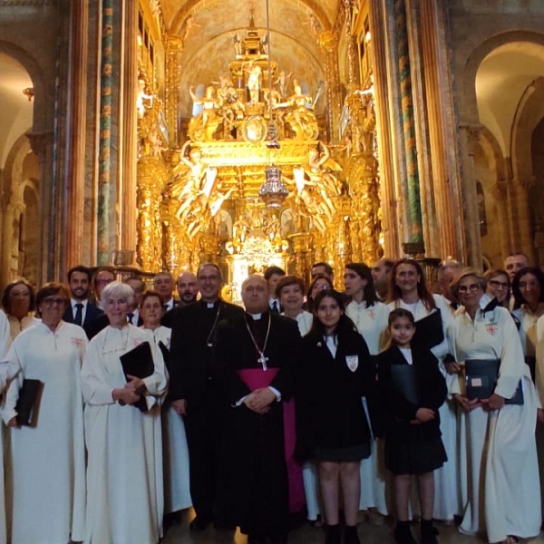 El obispo acompaña al coro sacro en Santiago de Compostela