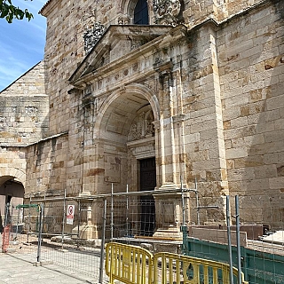 Se inicia la retirada y consolidación de los escudos de la iglesia de San Ildefonso