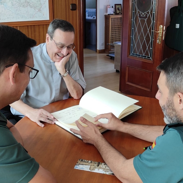 Fernando Toribio firma en el libro de honor de la Guardia Civil