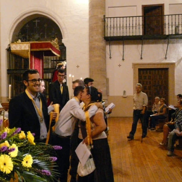 Imposición de medallas a los hermanos de la Asociación Virgen de la Saleta