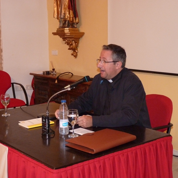 D. Santiago Bohigues en plena conferencia