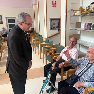 Fernando Valera visita junto al párroco de la zona afectada a los desplazados por culpa del incendio