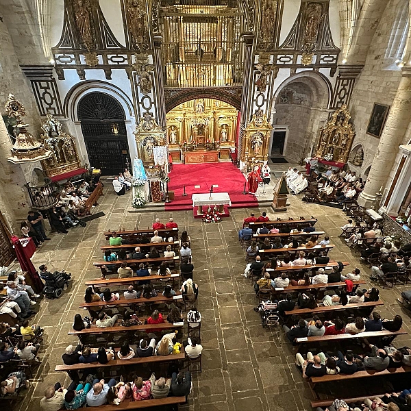 Treinta y tres adultos reciben el don del Espíritu en Pentecostés