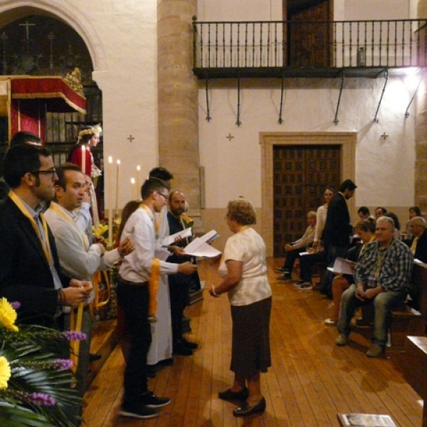 Imposición de medallas a los hermanos de la Asociación Virgen de la Saleta