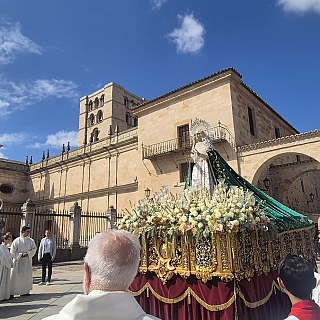 El atrio de la catedral se llena para celebrar el Jubileo de las Cofradías