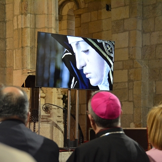 El obispo firma el decreto de coronación de la Virgen de La Soledad