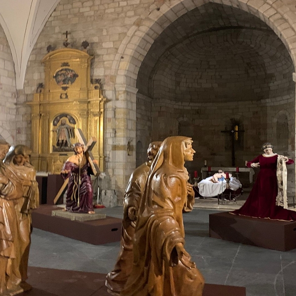 JESÚS NAZARENO, LA VERÓNICA Y LAS TRES MARÍAS Y SAN JUAN EXPUESTOS EN SANTA MARÍA