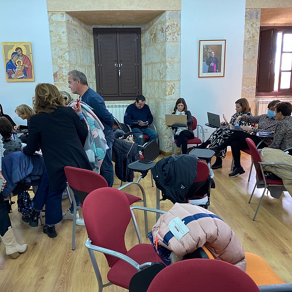 Profesores de religión celebran un día de formación y convivencia con sus compañeros jubilados