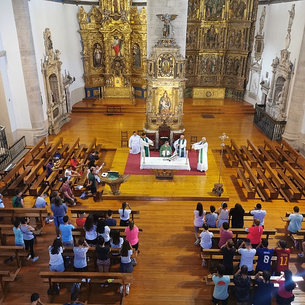 56 peregrinos de Zamora realizan el Camino de Santiago con otros 500 jóvenes de la región