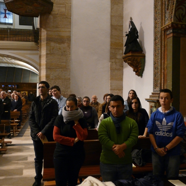 El obispo preside la vigilia de la Inmaculada en la iglesia de San Torcuato