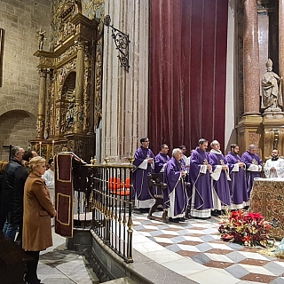 La catedral se llena para despedir a Benedicto XVI