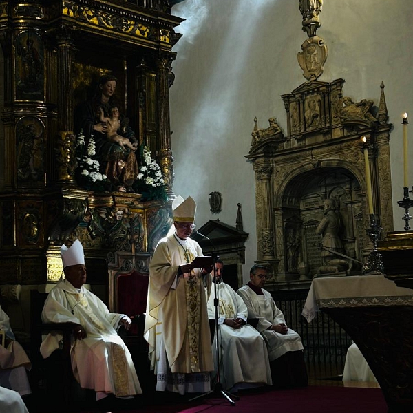La iglesia de San Andrés reúne al presbiterio zamorano en torno a la Misa Crismal