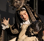 Nuestra Madre de las Angustias: una corona para la cabeza, la otra para el corazón