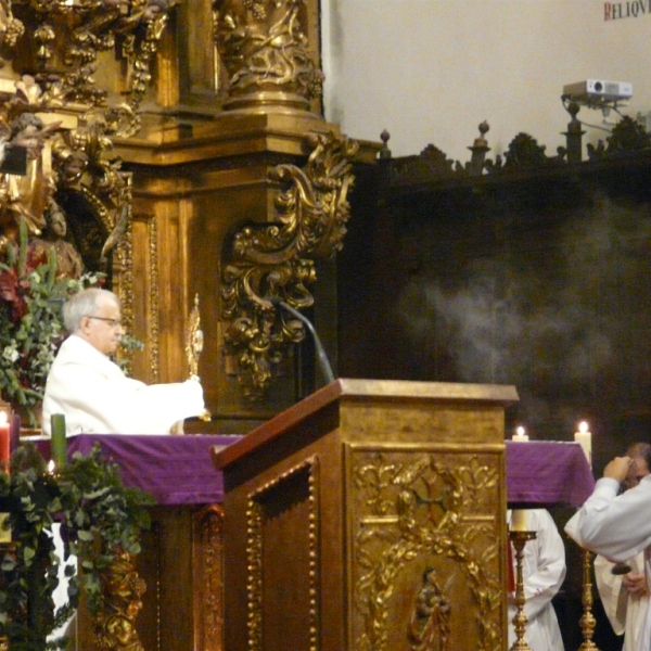 El obispo preside la vigilia de la Inmaculada en la iglesia de San Torcuato