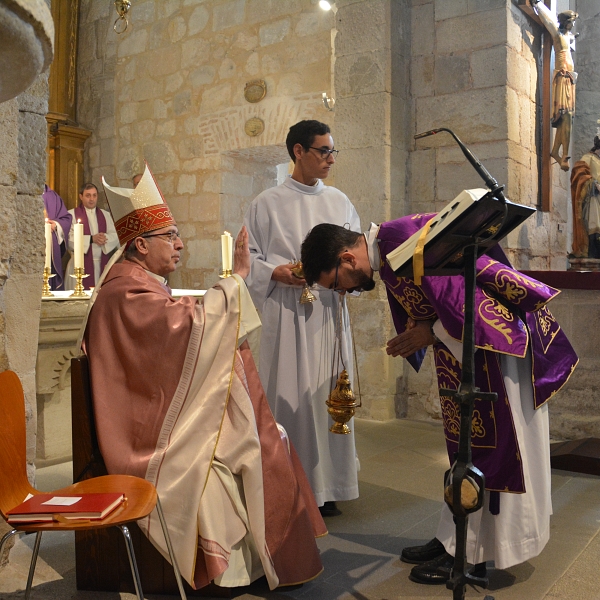 Enrique Alonso y Víctor Jambrina celebran el rito de admisión a las sagradas órdenes