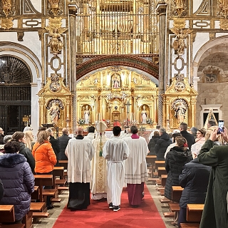 La iglesia de San Ildefonso acoge la Misa del Gallo con una llamada a la esperanza cristiana