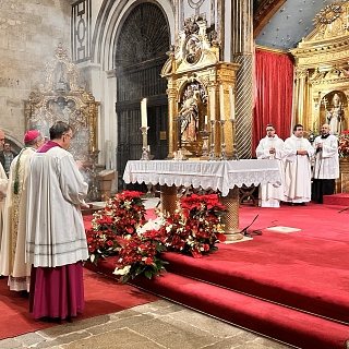 La iglesia de San Ildefonso acoge la Misa del Gallo con una llamada a la esperanza cristiana