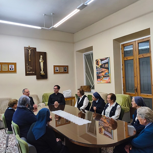 El obispo, Fernando Valera, visita el Colegio Medalla Milagrosa en la fiesta de Santa Luisa