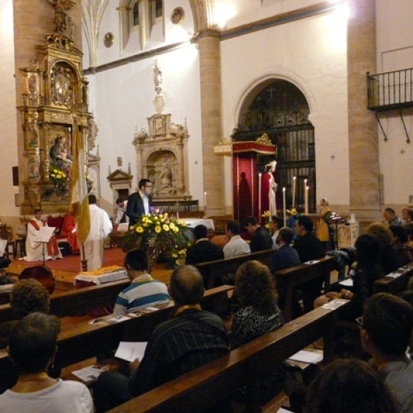 Imposición de medallas a los hermanos de la Asociación Virgen de la Saleta