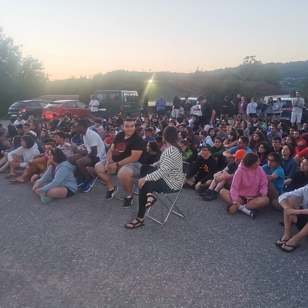 56 peregrinos de Zamora realizan el Camino de Santiago con otros 500 jóvenes de la región