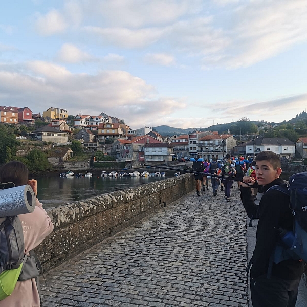 56 peregrinos de Zamora realizan el Camino de Santiago con otros 500 jóvenes de la región