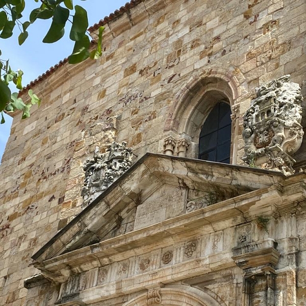 Se inicia la retirada y consolidación de los escudos de la iglesia de San Ildefonso