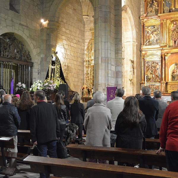 El obispo firma el decreto de coronación de la Virgen de La Soledad