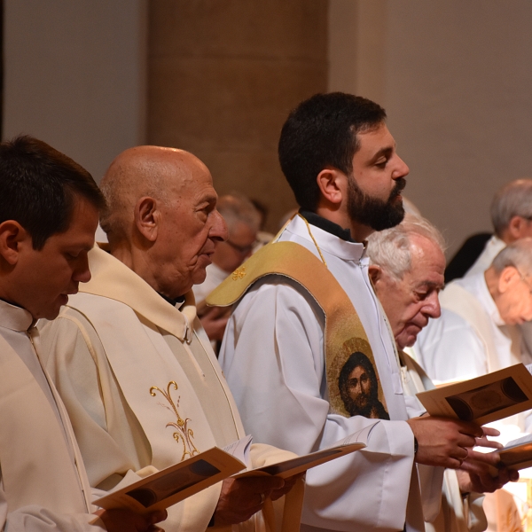 La iglesia de San Andrés reúne al presbiterio zamorano en torno a la Misa Crismal