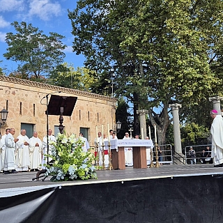 El atrio de la catedral se llena para celebrar el Jubileo de las Cofradías
