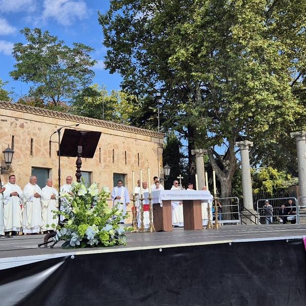 El atrio de la catedral se llena para celebrar el Jubileo de las Cofradías