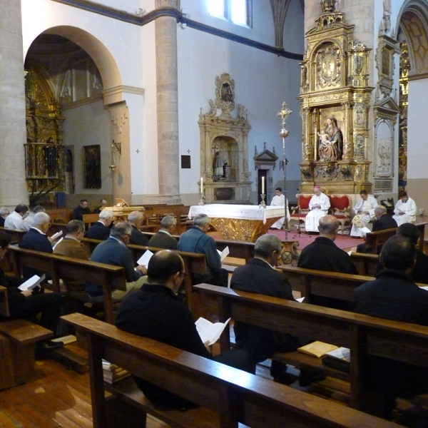 Los sacerdotes, reunidos en oración