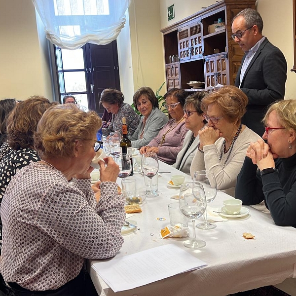 Profesores de religión de diferentes generaciones celebran un día de formación y convivencia